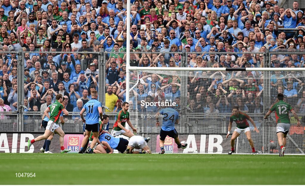 30 August 2015; Kevin McManamon, Dublin, shoots to score his side's second goal. GAA Football All-Ireland Senior Championship, Semi-Final, Dublin v Mayo, Croke Park, Dublin. Photo by Sportsfile
