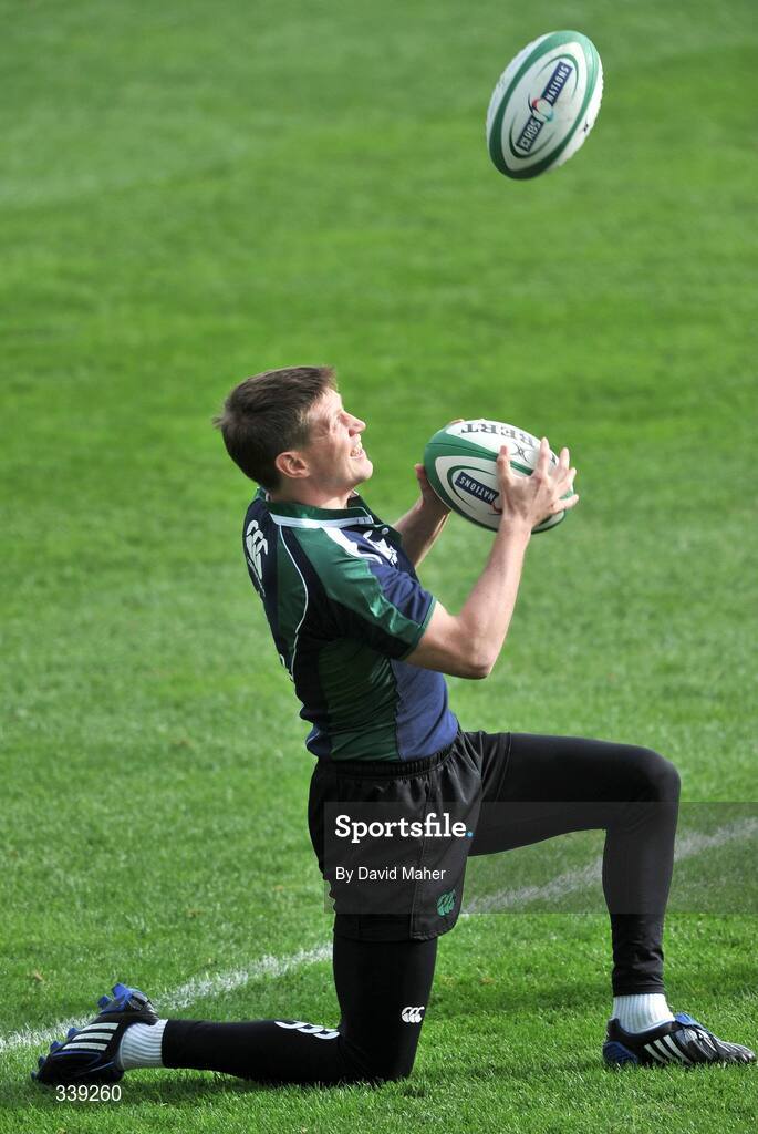 27 February 2009; Out-half Ronan O'Gara juggles some rugby balls during the Ireland squad Captain's Run ahead of their RBS Six Nations Championship game against England on Saturday. Croke Park, Dublin. Picture credit: David Maher / SPORTSFILE *** Local Caption ***