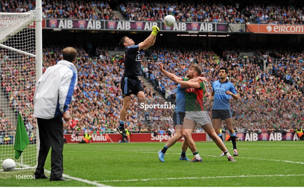 30 August 2015; Stephen Cluxton, Dublin, clears the ball ahead of Mayo's Aidan O'Shea and Philip McMahon, Dublin. GAA Football All-Ireland Senior Championship, Semi-Final, Dublin v Mayo, Croke Park, Dublin. Picture credit: Tomás Greally / SPORTSFILE