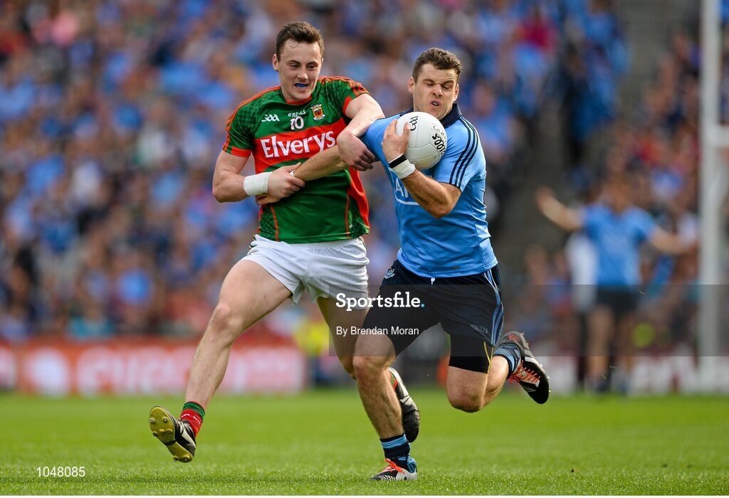 30 August 2015; Kevin McManamon, Dublin, is held by Diarmuid O'Connor, Mayo. GAA Football All-Ireland Senior Championship, Semi-Final, Dublin v Mayo, Croke Park, Dublin. Picture credit: Brendan Moran / SPORTSFILE