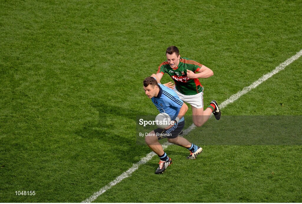 30 August 2015; Kevin McManamon, Dublin, in action against Diarmuid O'Connor, Mayo. GAA Football All-Ireland Senior Championship, Semi-Final, Dublin v Mayo, Croke Park, Dublin. Picture credit: Dáire Brennan / SPORTSFILE