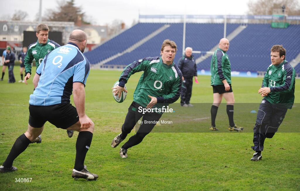 10 March 2009; Captain Brian O'Driscoll passes back to team-mate Ronan O'Gara, left, during Ireland rugby squad training. RDS, Dublin. Picture credit: Brendan Moran / SPORTSFILE