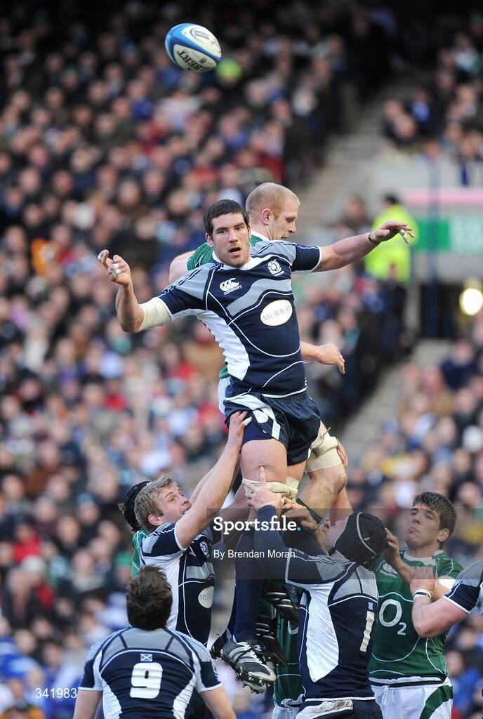 14 March 2009; James Hamilton, Scotland, wins a lineout against Paul O'Connell, Ireland. RBS Six Nations Championship, Scotland v Ireland, Murrayfield Stadium, Edinburgh, Scotland. Picture credit: Brendan Moran / SPORTSFILE