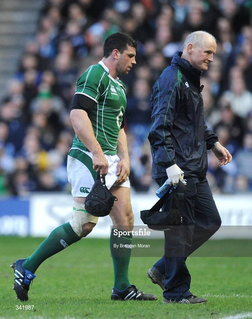 14 March 2009; Denis Leamy, Ireland, leaves the pitch with an injury during the first half. RBS Six Nations Championship, Scotland v Ireland, Murrayfield Stadium, Edinburgh, Scotland. Picture credit: Brendan Moran / SPORTSFILE
