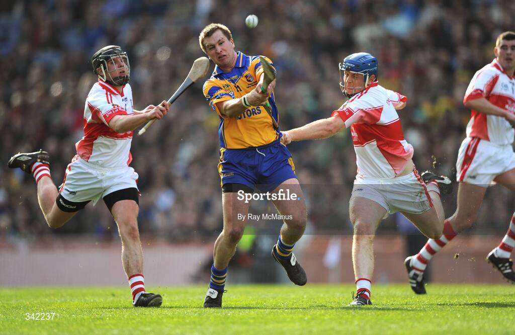 17 March 2009; Kevin Hayes, Portumna, in action against Ian Flynn, left, and Kevin Moran, De La Salle. AIB All-Ireland Senior Club Hurling Championship Final, Portumna, Co. Galway, v De La Salle, Waterford, Croke Park, Dublin. Picture credit: Ray McManus / SPORTSFILE