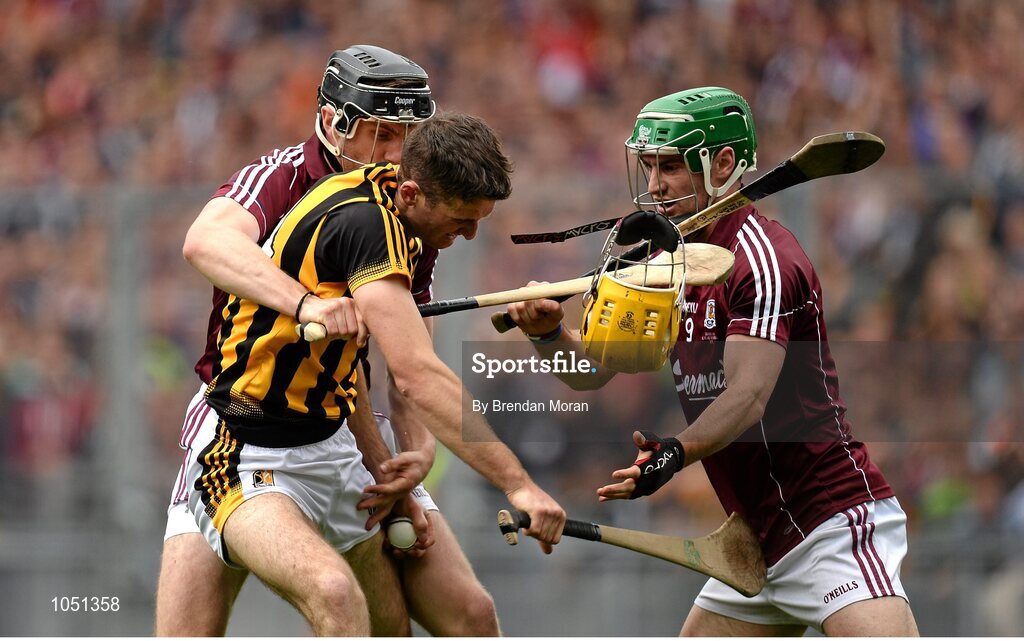 6 September 2015; Colin Fennelly, Kilkenny, loses his helmut under pressure from Aidan Harte, left, and David Burke, Galway. GAA Hurling All-Ireland Senior Championship Final, Kilkenny v Galway, Croke Park, Dublin. Picture credit: Brendan Moran / SPORTSFILE