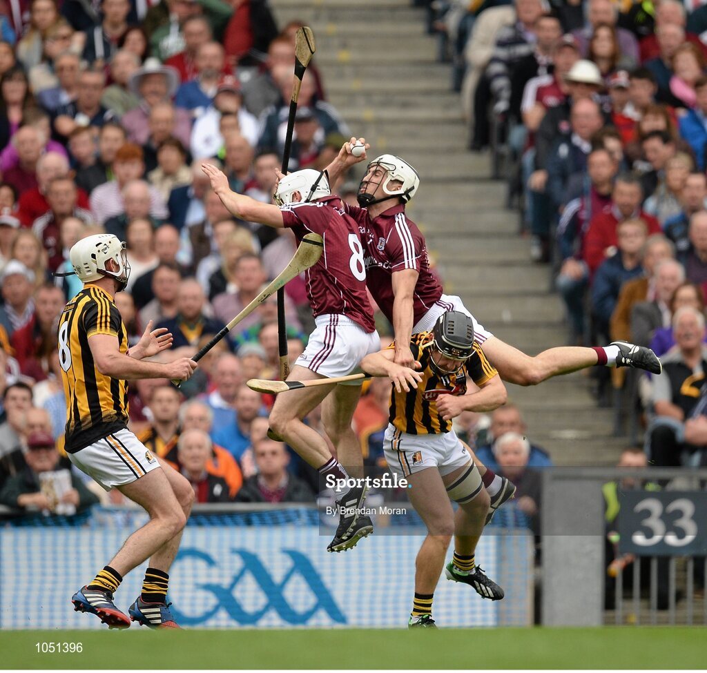 6 September 2015; Galway's Daithi Burke catches the sliotar ahead of team-mate Andrew Smith and Richie Hogan, Kilkenny. GAA Hurling All-Ireland Senior Championship Final, Kilkenny v Galway, Croke Park, Dublin. Picture credit: Brendan Moran / SPORTSFILE