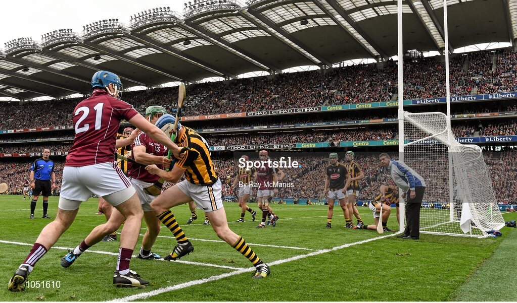 6 September 2015; TJ Reid, Kilkenny, is tackled by Galway's Conor Cooney, left, and Jason Flynn, in the last minutes of the game. GAA Hurling All-Ireland Senior Championship Final, Kilkenny v Galway, Croke Park, Dublin. Picture credit: Ray McManus / SPORTSFILE