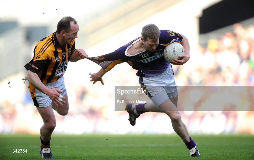 17 March 2009; Liam Og O hEinneachain, Kilmacud Crokes, in action against Joh Donaldson, Crossmaglen Rangers. AIB All-Ireland Senior Club Football Championship Final, Crossmaglen Rangers, Co. Armagh v Kilmacud Croke, Dublin. Croke Park, Dublin. Picture credit: Brendan Moran / SPORTSFILE