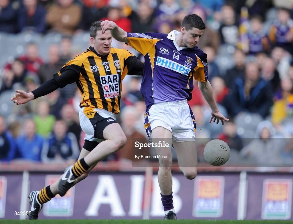17 March 2009; Mark Davoren, Kilmacud Crokes, scores his side's first goal despite the attentions of Brendan McKeown, Crossmaglen Rangers. AIB All-Ireland Senior Club Football Championship Final, Crossmaglen Rangers, Co. Armagh v Kilmacud Croke, Dublin. Croke Park, Dublin. Picture credit: Brendan Moran / SPORTSFILE