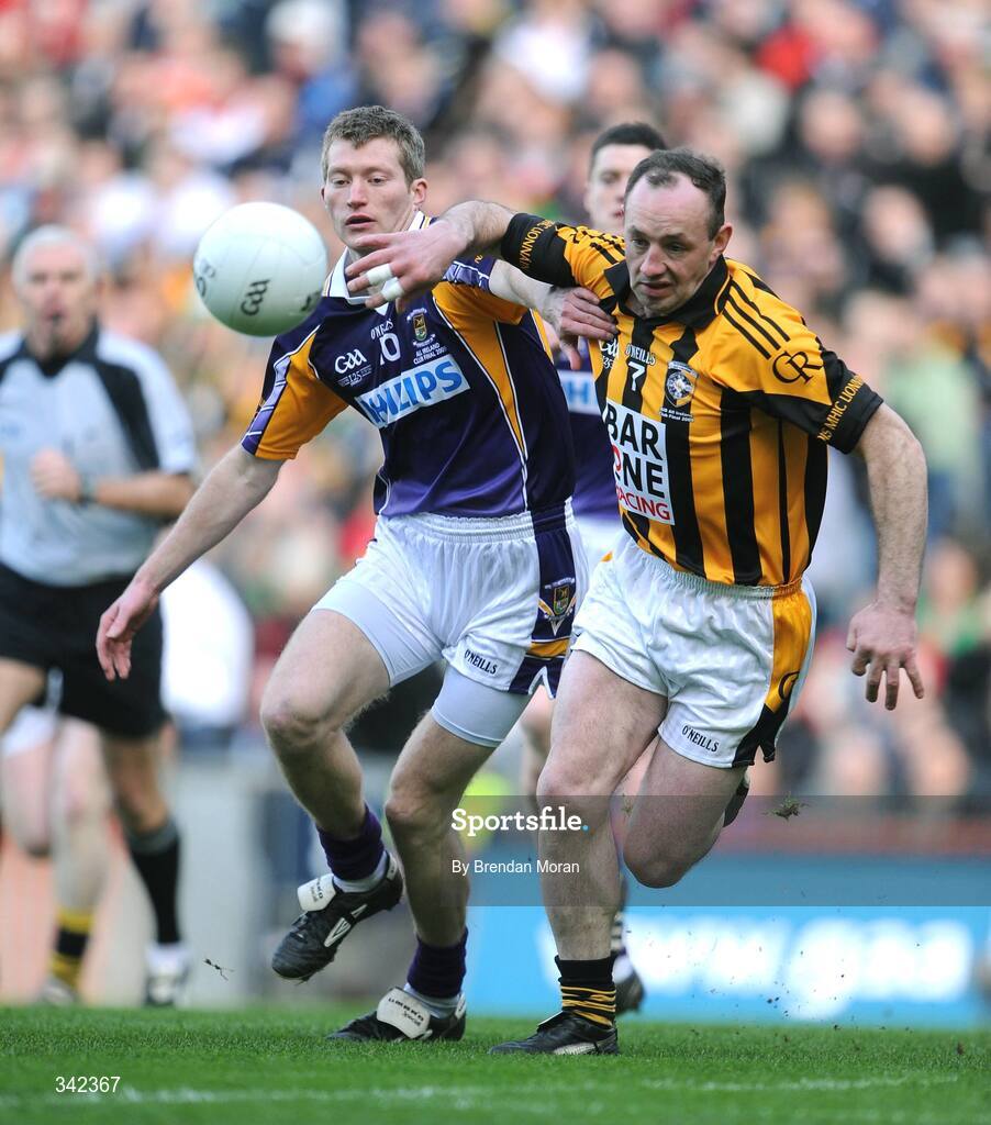 17 March 2009; John Donaldson, Crossmaglen Rangers, in action against Liam Og O hEinneachain, Kilmacud Crokes. AIB All-Ireland Senior Club Football Championship Final, Crossmaglen Rangers, Co. Armagh v Kilmacud Croke, Dublin. Croke Park, Dublin. Picture credit: Brendan Moran / SPORTSFILE