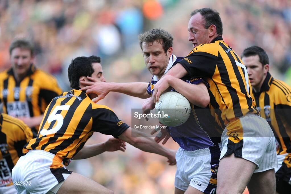 17 March 2009; Brian Kavanagh, Kilmacud Crokes, in action against Aaron Kernan, left, and John Donaldson, Crossmaglen Rangers. AIB All-Ireland Senior Club Football Championship Final, Crossmaglen Rangers, Co. Armagh v Kilmacud Croke, Dublin. Croke Park, Dublin. Picture credit: Brendan Moran / SPORTSFILE