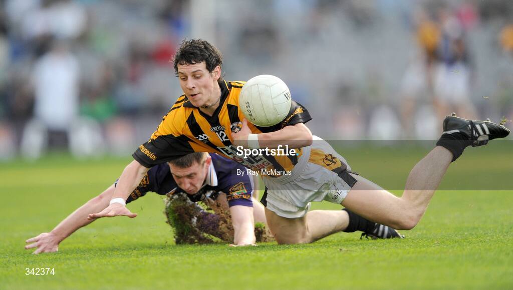 17 March 2009; Jamie Clarke, Crossmaglen Rangers, in action against Kevin Nolan, Kilmacud Crokes. AIB All-Ireland Senior Club Football Championship Final, Crossmaglen Rangers, Co. Armagh, v Kilmacud Crokes, Dublin. Croke Park, Dublin. Picture credit: Ray McManus / SPORTSFILE
