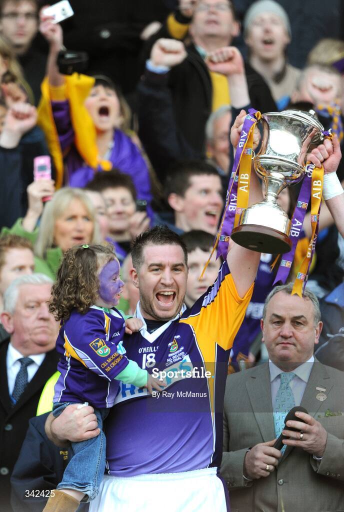 17 March 2009; Kilmacud Crokes captain Johnny Magee, holding his daughter Eabha, lifts the Andy Merrigan Cup after the game. AIB All-Ireland Senior Club Football Championship Final, Crossmaglen Rangers, Co. Armagh v Kilmacud Croke, Dublin. Croke Park, Dublin. Picture credit: Picture credit: Ray McManus / SPORTSFILE