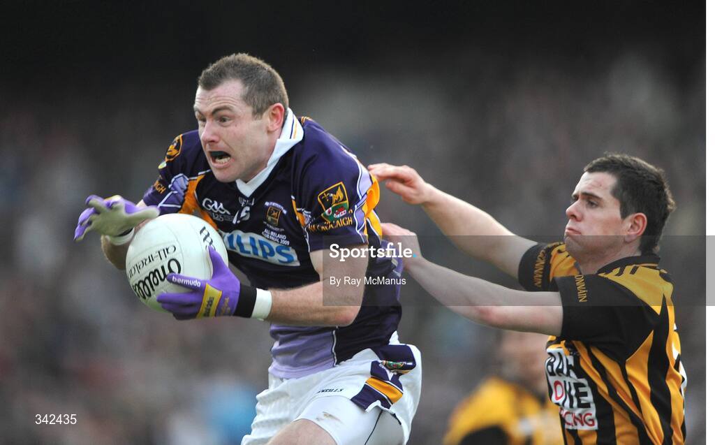 17 March 2009; Pat Burke, Kilmacud Crokes, in action against Stephen Finnegan, Crossmaglen Rangers. AIB All-Ireland Senior Club Football Championship Final, Crossmaglen Rangers, Co. Armagh, v Kilmacud Crokes, Dublin. Croke Park, Dublin. Picture credit: Ray McManus / SPORTSFILE