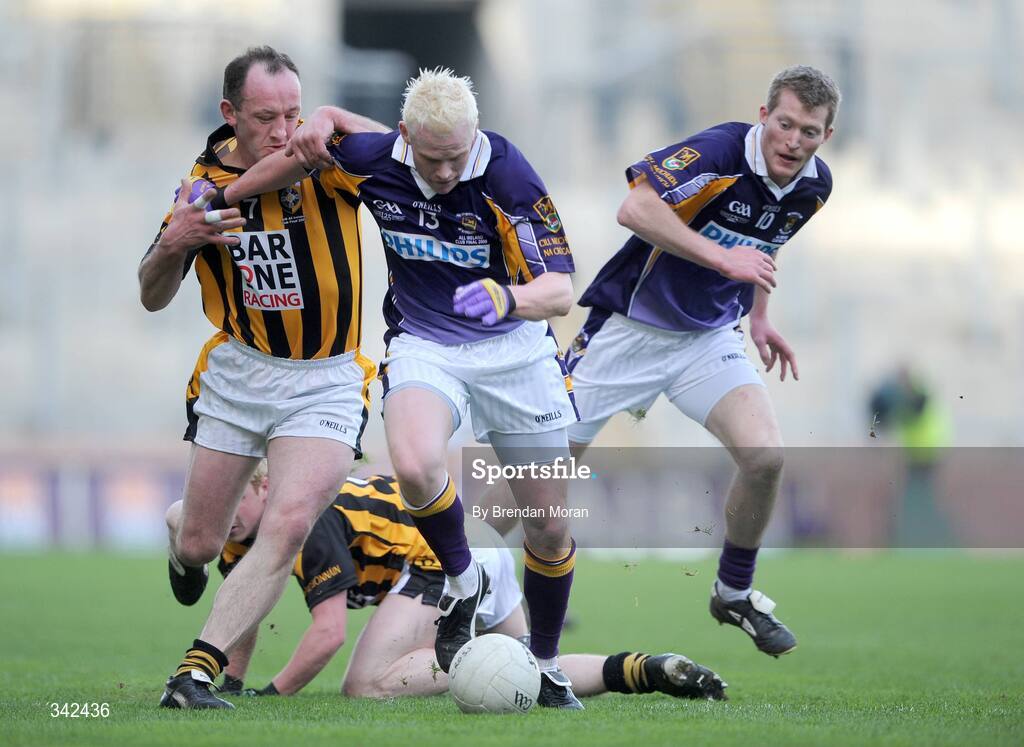 17 March 2009; Mark Vaughan, Kilmacud Crokes, in action against John Donaldson, Crossmaglen Rangers. AIB All-Ireland Senior Club Football Championship Final, Crossmaglen Rangers, Co. Armagh v Kilmacud Crokes, Dublin. Croke Park, Dublin. Picture credit: Brendan Moran / SPORTSFILE