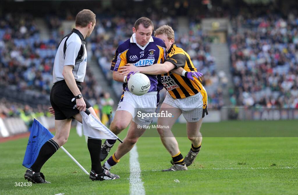 17 March 2009; Pat Byrne, Kilmacud Crokes, is tackled by Francie Bellew, Crossmaglen Rangers, under the watchful eyes of linesman Michael Duffy. AIB All-Ireland Senior Club Football Championship Final, Crossmaglen Rangers, Co. Armagh, v Kilmacud Crokes, Dublin. Croke Park, Dublin. Picture credit: Ray McManus / SPORTSFILE