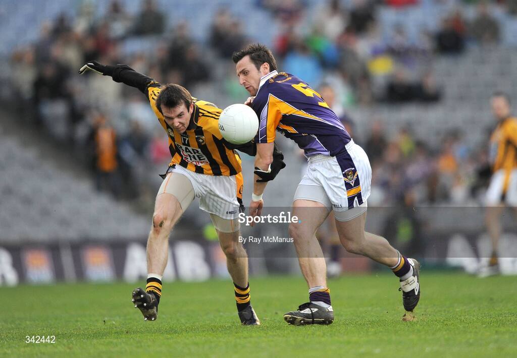 17 March 2009; Tony Kernan, Crossmaglen Rangers, in action against Brian McGrath, Kilmacud Crokes. AIB All-Ireland Senior Club Football Championship Final, Crossmaglen Rangers, Co. Armagh, v Kilmacud Crokes, Dublin. Croke Park, Dublin. Picture credit: Ray McManus / SPORTSFILE