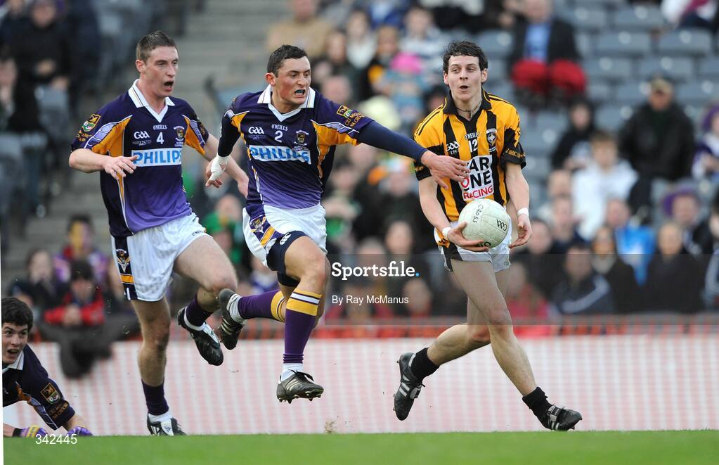 17 March 2009; Jamie Clarke, Crossmaglen Rangers, in action against Ross O'Carroll, 2, and Kevin Nolan,  Kilmacud Crokes. AIB All-Ireland Senior Club Football Championship Final, Crossmaglen Rangers, Co. Armagh, v Kilmacud Crokes, Dublin. Croke Park, Dublin. Picture credit: Ray McManus / SPORTSFILE