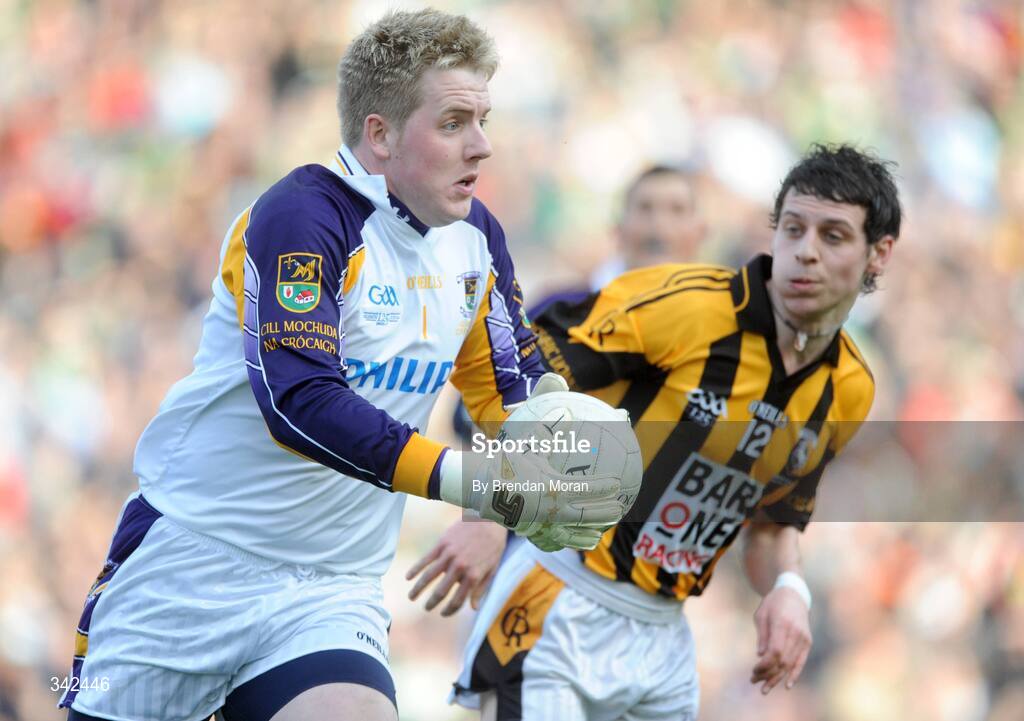 17 March 2009; David Nestor, Kilmacud Crokes, in action against Jamie Clarke, Crossmaglen Rangers. AIB All-Ireland Senior Club Football Championship Final, Crossmaglen Rangers, Co. Armagh v Kilmacud Crokes, Dublin. Croke Park, Dublin. Picture credit: Daire Brennan / SPORTSFILE