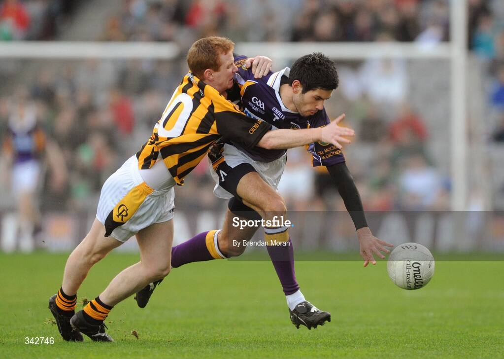 17 March 2009; Cian O'Sullivan, Kilmacud Crokes, in action against Michael McEntee, Crossmaglen Rangers. AIB All-Ireland Senior Club Football Championship Final, Crossmaglen Rangers, Co. Armagh v Kilmacud Croke, Dublin. Croke Park, Dublin. Picture credit: Daire Brennan / SPORTSFILE