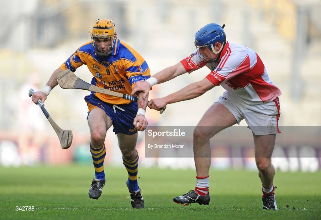 17 March 2009; Leo Smith, Portumna, in action against Kevin Moran, De La Salle. AIB All-Ireland Senior Club Hurling Championship Final, Portumna, Co. Galway v De La Salle, Waterford, Croke Park, Dublin. Picture credit: Brendan Moran / SPORTSFILE