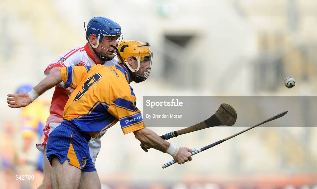 17 March 2009; Leo Smith, Portumna, in action against Kevin Moran, De La Salle. AIB All-Ireland Senior Club Hurling Championship Final, Portumna, Co. Galway v De La Salle, Waterford, Croke Park, Dublin. Picture credit: Brendan Moran / SPORTSFILE