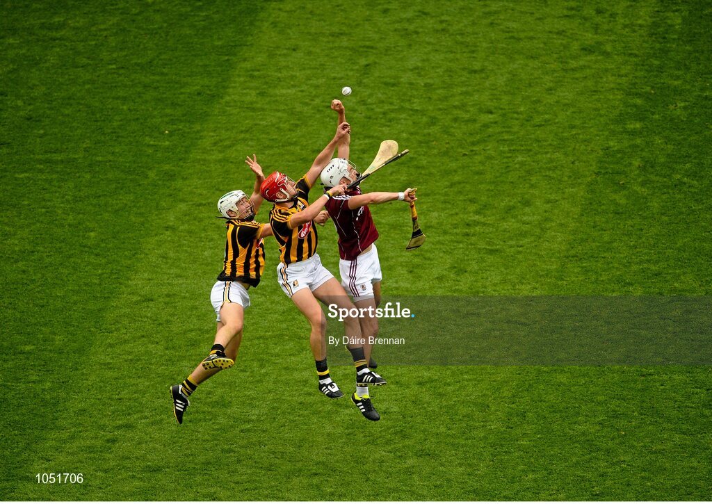 6 September 2015; Pádraig Walsh, left, and Cillian Buckley, Kilkenny, in action against Jason Flynn, Galway. GAA Hurling All-Ireland Senior Championship Final, Kilkenny v Galway, Croke Park, Dublin.Picture credit: Dáire Brennan / SPORTSFILE