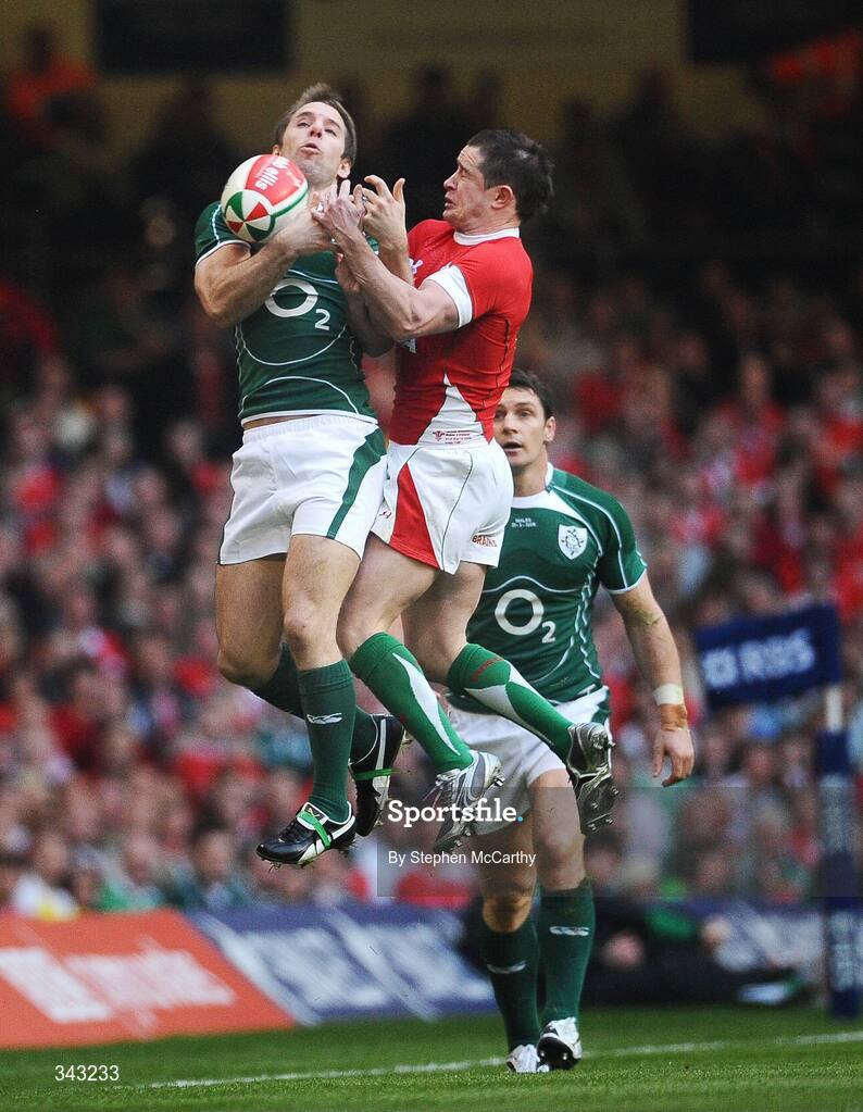21 March 2009; Tomas O'Leary, Ireland, in action against Shane Williams, Wales. RBS Six Nations Championship, Wales v Ireland, Millennium Stadium, Cardiff, Wales. Picture credit: Stephen McCarthy / SPORTSFILE