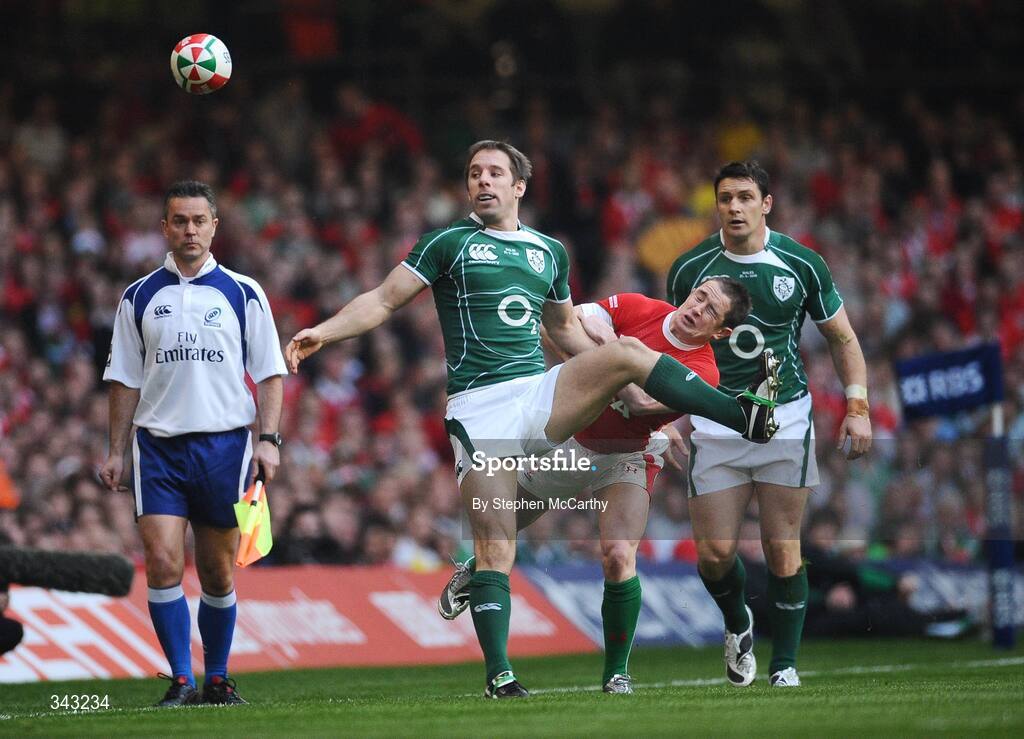 21 March 2009; Tomas O'Leary, Ireland, in action against Shane Williams, Wales. RBS Six Nations Championship, Wales v Ireland, Millennium Stadium, Cardiff, Wales. Picture credit: Stephen McCarthy / SPORTSFILE