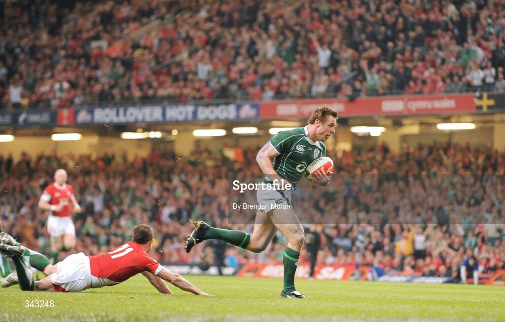 21 March 2009; Tommy Bowe, Ireland, beats Shane Williams, Wales, on his way to scoring his side's second try. RBS Six Nations Championship, Wales v Ireland, Millennium Stadium, Cardiff, Wales. Picture credit: Brendan Moran / SPORTSFILE