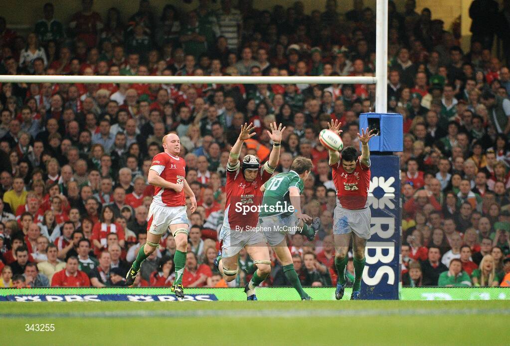 21 March 2009; Ronan O'Gara of Ireland kicks a drop goal to make the score Wales 15 - Ireland 17. RBS Six Nations Championship, Wales v Ireland, Millennium Stadium, Cardiff, Wales. Photo by Stephen McCarthy / SPORTSFILE