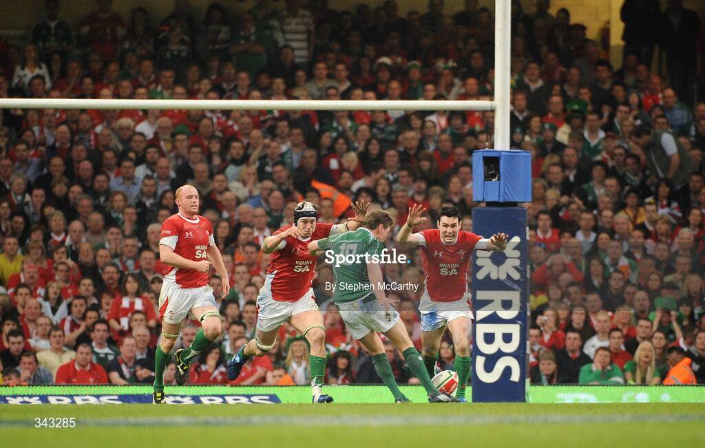 21 March 2009; Ronan O'Gara, Ireland, kicks a drop goal to make the score Wales 15 - Ireland 17. RBS Six Nations Championship, Wales v Ireland, Millennium Stadium, Cardiff, Wales. Picture credit: Stephen McCarthy / SPORTSFILE