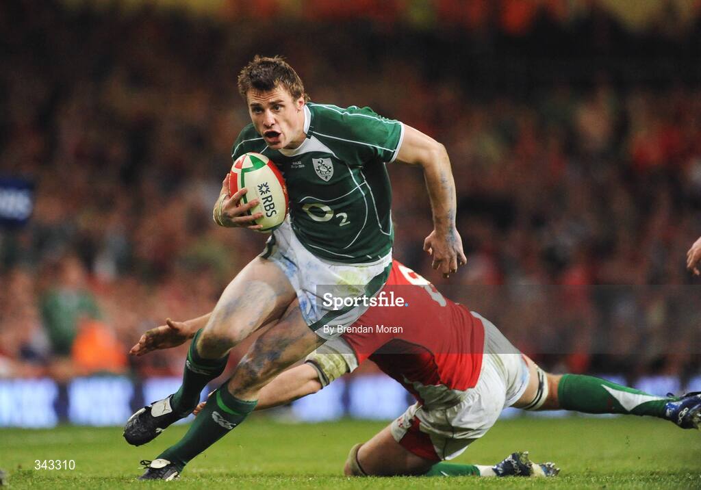 21 March 2009; Tommy Bowe, Ireland, evades the tackle from Ryan Jones, Wales. RBS Six Nations Championship, Wales v Ireland, Millennium Stadium, Cardiff, Wales. Picture credit: Brendan Moran / SPORTSFILE