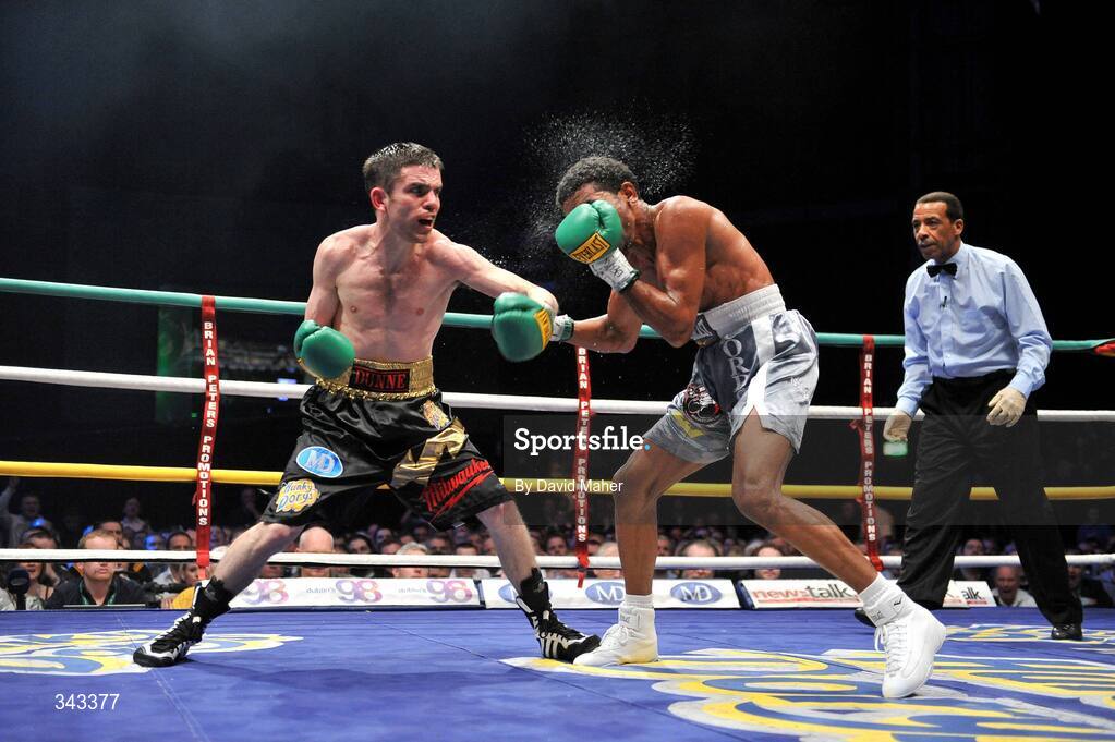 21 March 2009; Bernard Dunne in action against Ricardo Cordoba during their WBA World Super Bantamweight title fight. Hunky Dory World Title Fight Night, Bernard Dunne v Ricardo Cordoba, The O2, Dublin. Picture credit: David Maher / SPORTSFILE