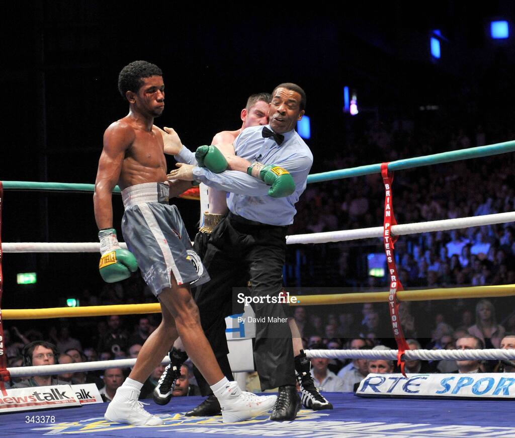 21 March 2009; Referee Hubert Earle comes between Bernard Dunne and  Ricardo Cordoba on the bell at the end of the fifth round during their WBA World Super Bantamweight title fight. Hunky Dory World Title Fight Night, Bernard Dunne v Ricardo Cordoba, The O2, Dublin. Picture credit: David Maher / SPORTSFILE