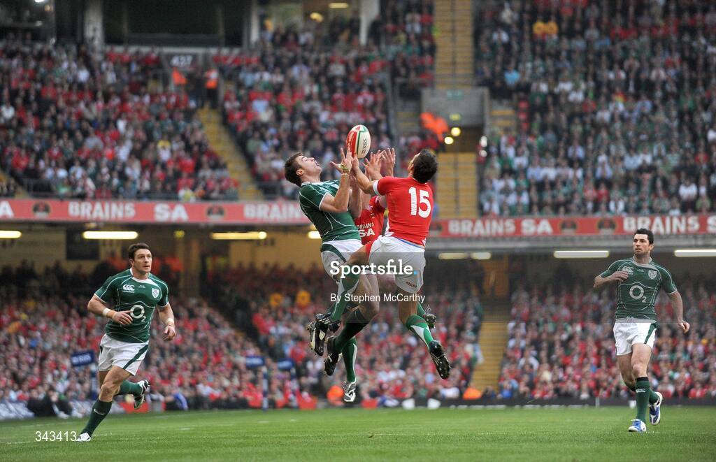 21 March 2009; Tommy Bowe, Ireland, in action against Lee Byrne, 15, and Shane Williams, Wales. RBS Six Nations Championship, Wales v Ireland, Millennium Stadium, Cardiff, Wales. Picture credit: Stephen McCarthy / SPORTSFILE