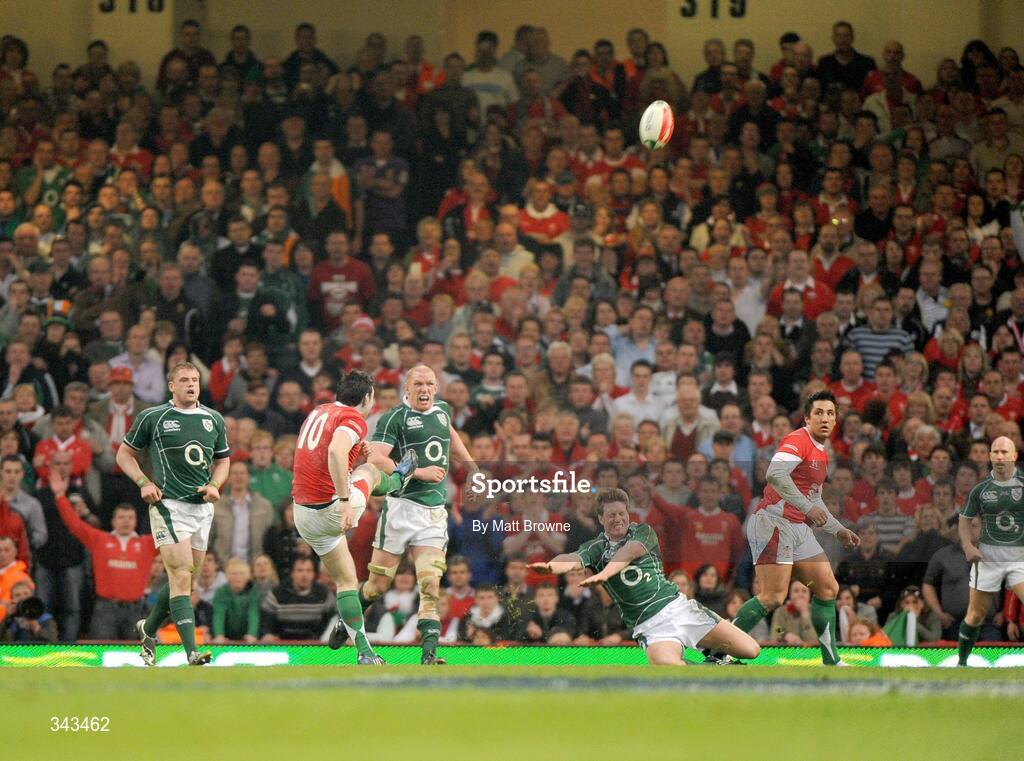 21 March 2009; Stephen Jones, Wales, kicks a late drop goal against Ireland, giving Wales the lead before Ronan O'Gara's drop goal. RBS Six Nations Championship, Wales v Ireland, Millennium Stadium, Cardiff, Wales. Picture credit: Matt Browne / SPORTSFILE