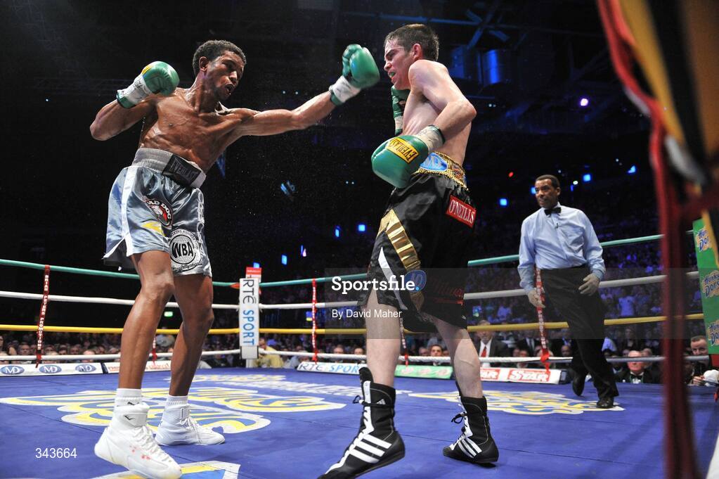 21 March 2009; Bernard Dunne, right, in action against Ricardo Cordoba during their WBA World Super Bantamweight title fight. Hunky Dory World Title Fight Night, Bernard Dunne v Ricardo Cordoba, The O2, Dublin. Picture credit: David Maher / SPORTSFILE