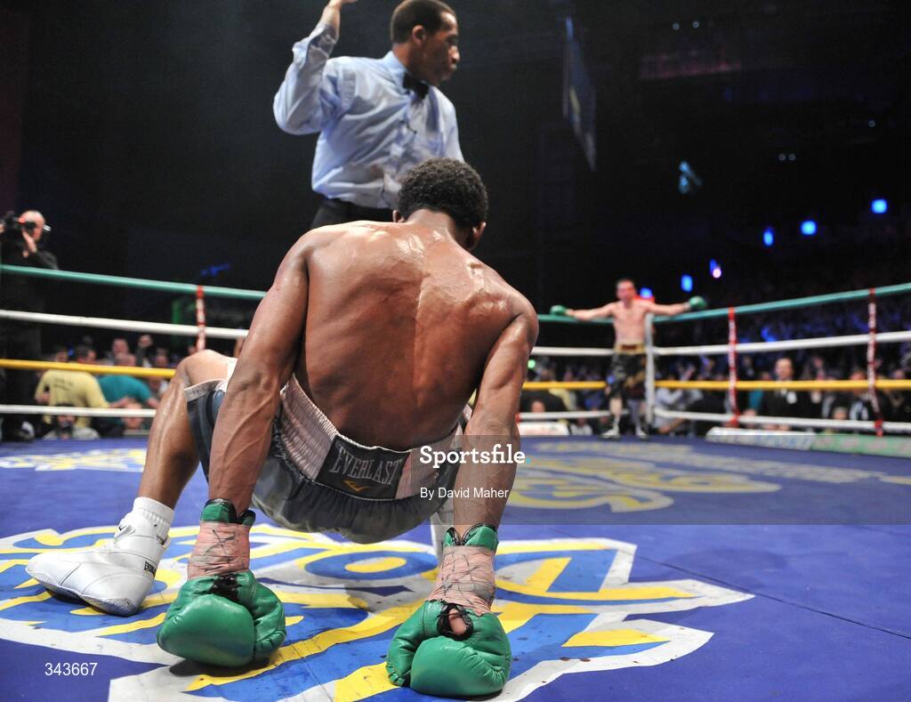 21 March 2009; Referee Hubert Earle gives Ricardo Cordoba a count, as Bernard Dunne waits in the neutral corner, during the eleventh round of their WBA World Super Bantamweight title fight. Hunky Dory World Title Fight Night, Bernard Dunne v Ricardo Cordoba, The O2, Dublin. Picture credit: David Maher / SPORTSFILE