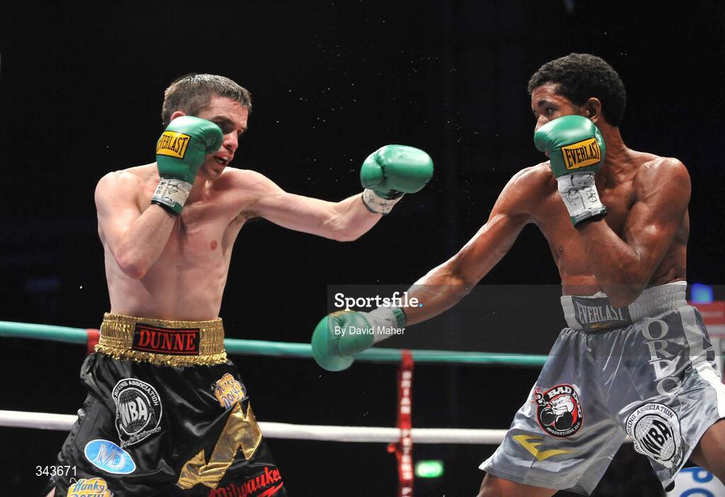 21 March 2009; Bernard Dunne in action against Ricardo Cordoba during their WBA World Super Bantamweight title fight. Hunky Dory World Title Fight Night, Bernard Dunne v Ricardo Cordoba, The O2, Dublin. Picture credit: David Maher / SPORTSFILE