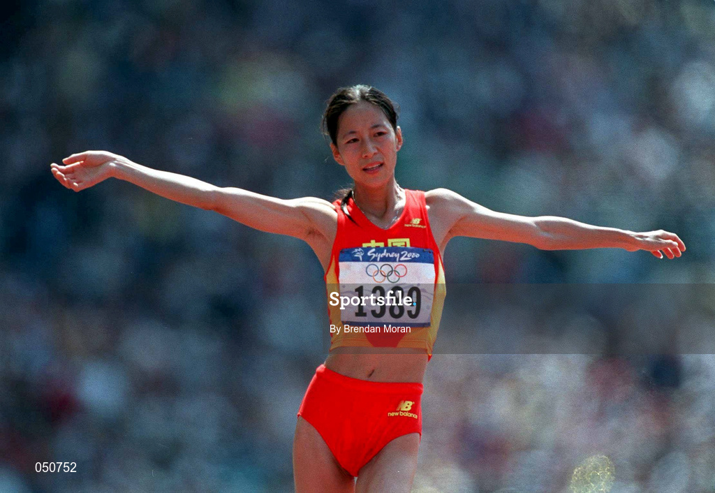 23 September 2000; China's Liping Wang, celebrates winning gold in womens 20k walk at Stadium Australia, Sydney Olympic Park, Homebush Bay, Sydney, Australia. Photo by Brendan Moran/Sportsfile