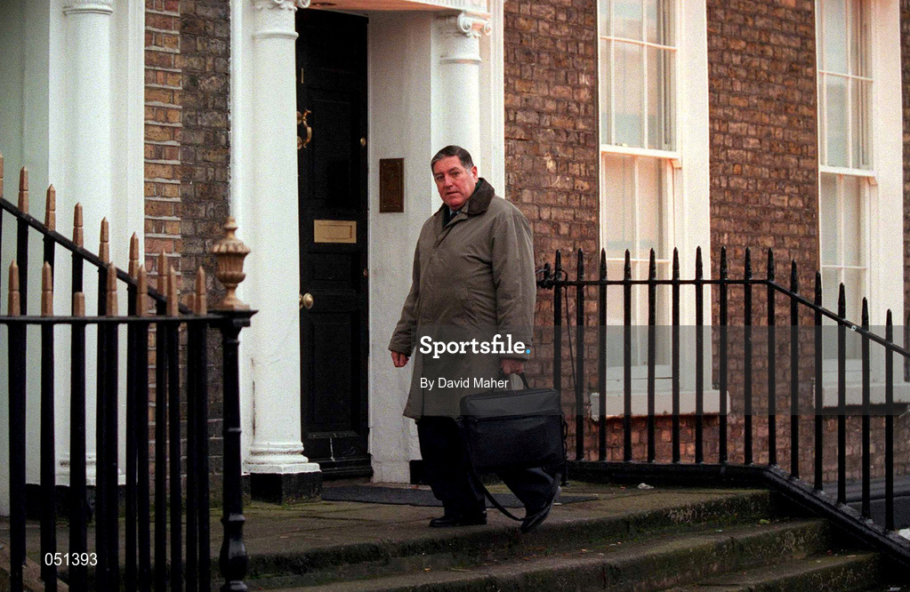 27 November 2000; Des Casey, honorary secretary FAI and UEFA Executive Member arrives for a meeting at the FAI Headquarters at Merrion Square in Dublin. Photo by David Maher/Sportsfile