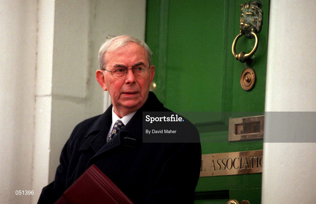 27 November 2000; Charles Cahill, honarary life Vice President, arrives for a meeting at the FAI Headquarters at Merrion Square in Dublin. Photo by David Maher/Sportsfile
