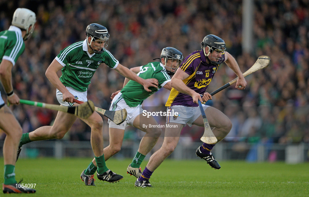 12 September 2015; Andrew Kenny, Wexford, in action against Gearóid Hegarty, left, and Darragh O'Donovan, Limerick. Bord Gais Energy GAA Hurling All-Ireland U21 Championship Final, Limerick v Wexford, Semple Stadium, Thurles, Co. Tipperary. Picture credit: Brendan Moran / SPORTSFILE