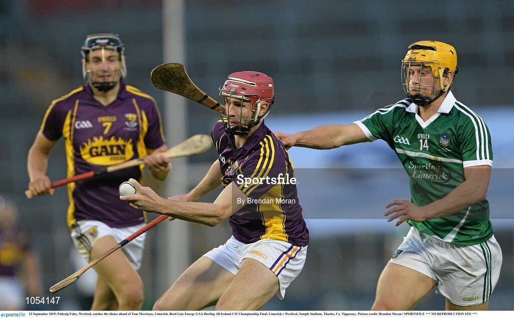 12 September 2015; Pádraig Foley, Wexford, catches the sliotar ahead of Tom Morrissey, Limerick. Bord Gais Energy GAA Hurling All-Ireland U21 Championship Final, Limerick v Wexford, Semple Stadium, Thurles, Co. Tipperary. Picture credit: Brendan Moran / SPORTSFILE