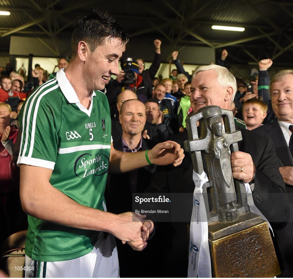 12 September 2015; Uachtarán Chumann Lúthchleas Gael Aogán Ó Fearghail presents the trophy to Limerick captain Diarmaid Byrnes. Bord Gais Energy GAA Hurling All-Ireland U21 Championship Final, Limerick v Wexford, Semple Stadium, Thurles, Co. Tipperary. Picture credit: Brendan Moran / SPORTSFILE
