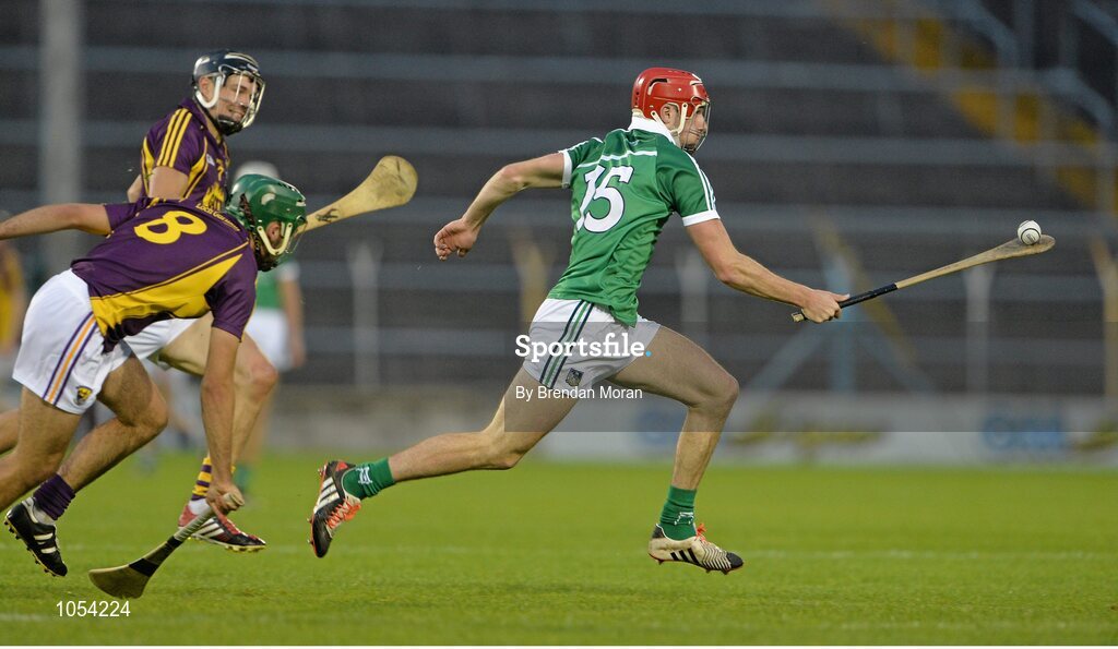 12 September 2015; Barry Nash, Limerick, races clear of Conor Devitt and Jack O'Connor, Wexford. Bord Gais Energy GAA Hurling All-Ireland U21 Championship Final, Limerick v Wexford, Semple Stadium, Thurles, Co. Tipperary. Picture credit: Brendan Moran / SPORTSFILE