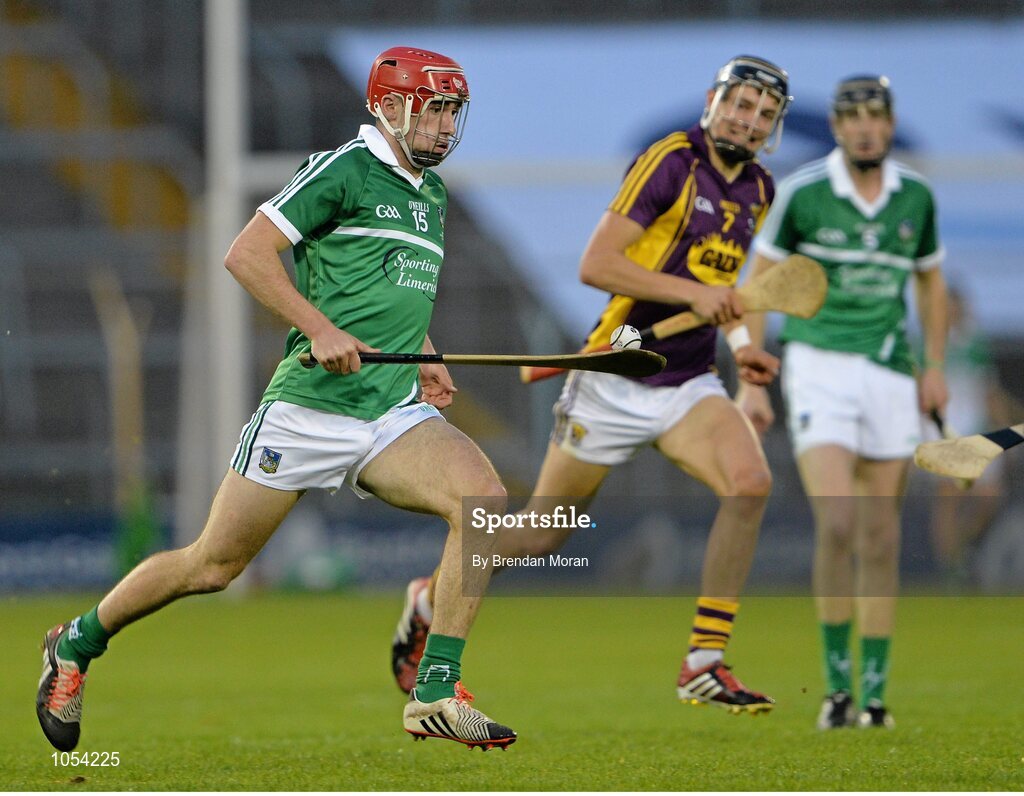 12 September 2015; Barry Nash, Limerick, races clear of Jack O'Connor, Wexford. Bord Gais Energy GAA Hurling All-Ireland U21 Championship Final, Limerick v Wexford, Semple Stadium, Thurles, Co. Tipperary. Picture credit: Brendan Moran / SPORTSFILE