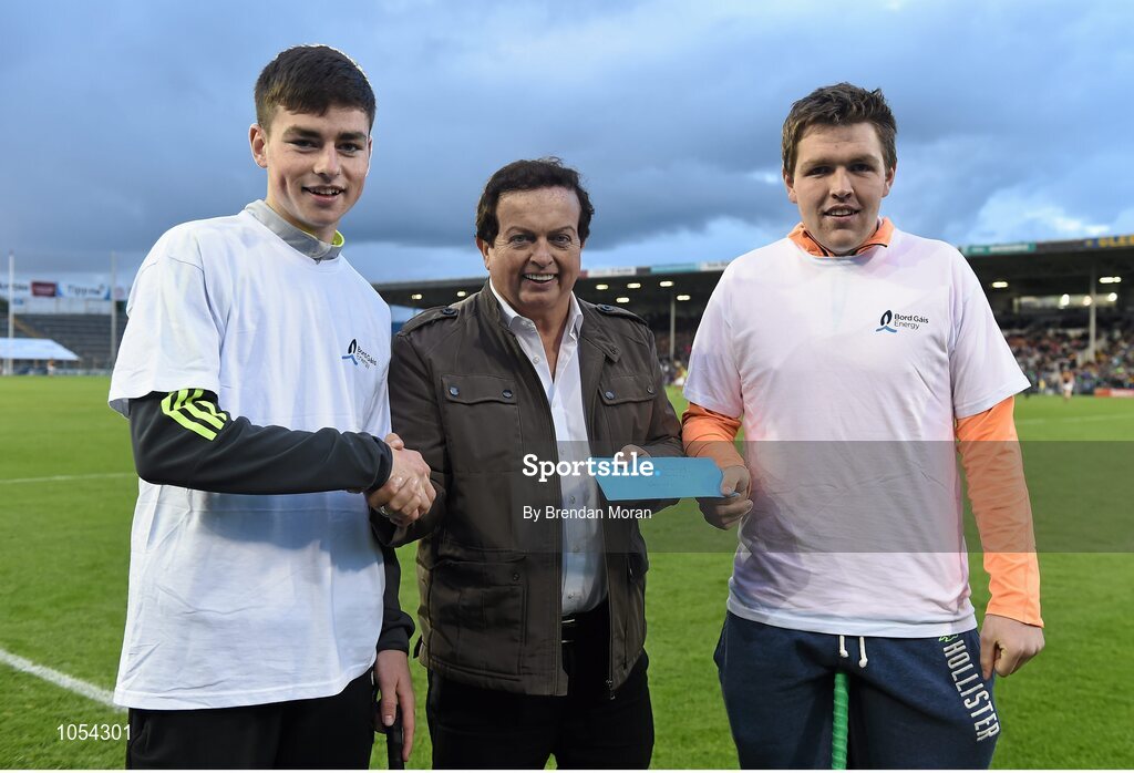 12 September 2015; Seanie O’Brien, left, Patrickswell GAA Club, Limerick, and Gearoid Cullen, Naomh Eanna GAA, Wexford, receive their prize for winning the half-time Crossbar Challenge from Marty Morrissey. Bord Gais Energy GAA Hurling All-Ireland U21 Championship Final, Limerick v Wexford, Semple Stadium, Thurles, Co. Tipperary. Picture credit: Brendan Moran / SPORTSFILE